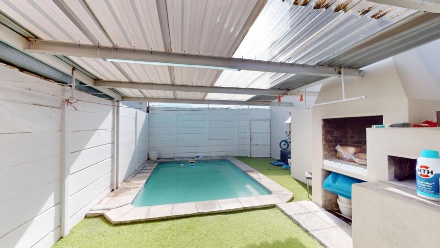 4 Bedroom Property for Sale in Rocklands Western Cape